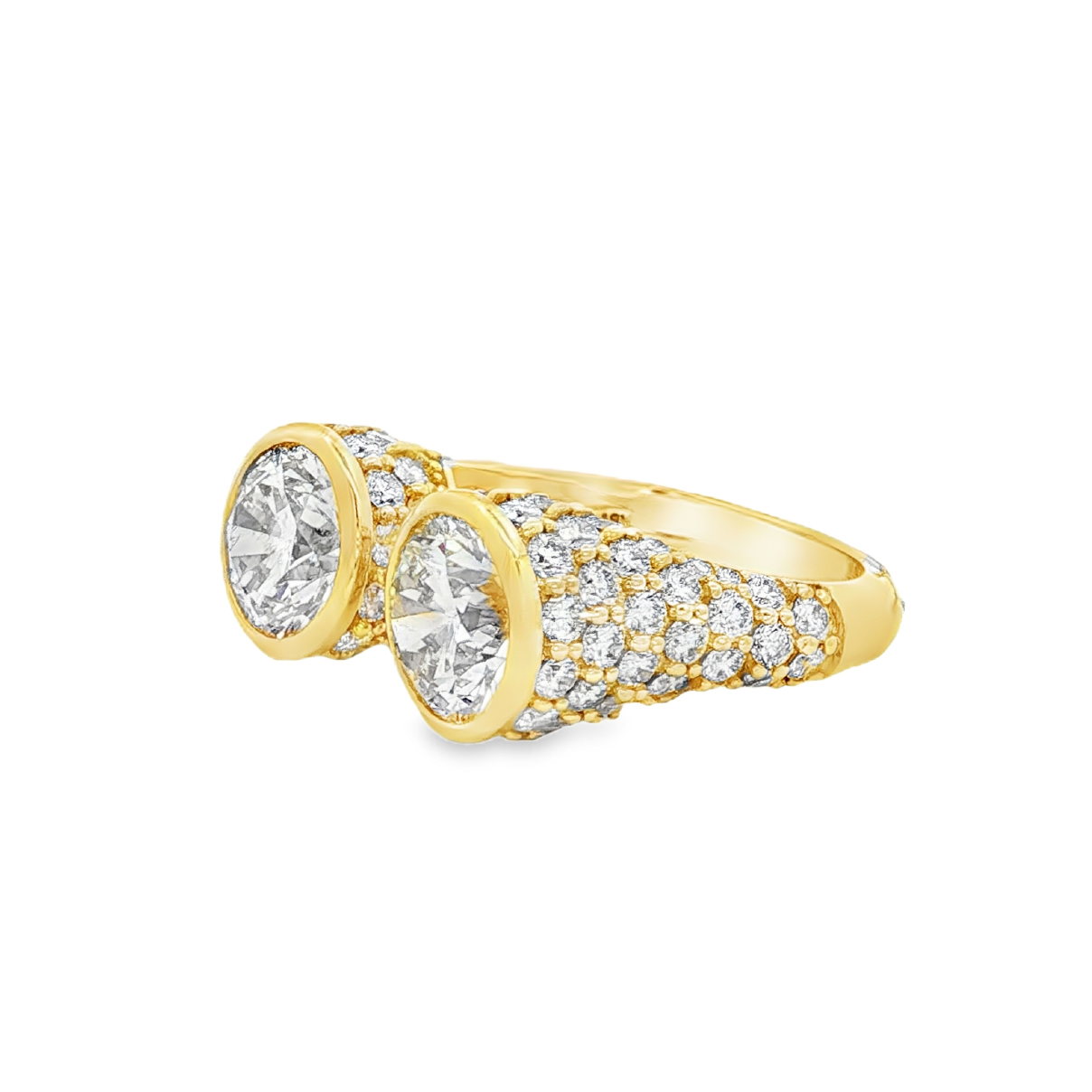2 St, 2CT each, LM VS with 0.20CT in Pave set in 8.33gr of 18KYG