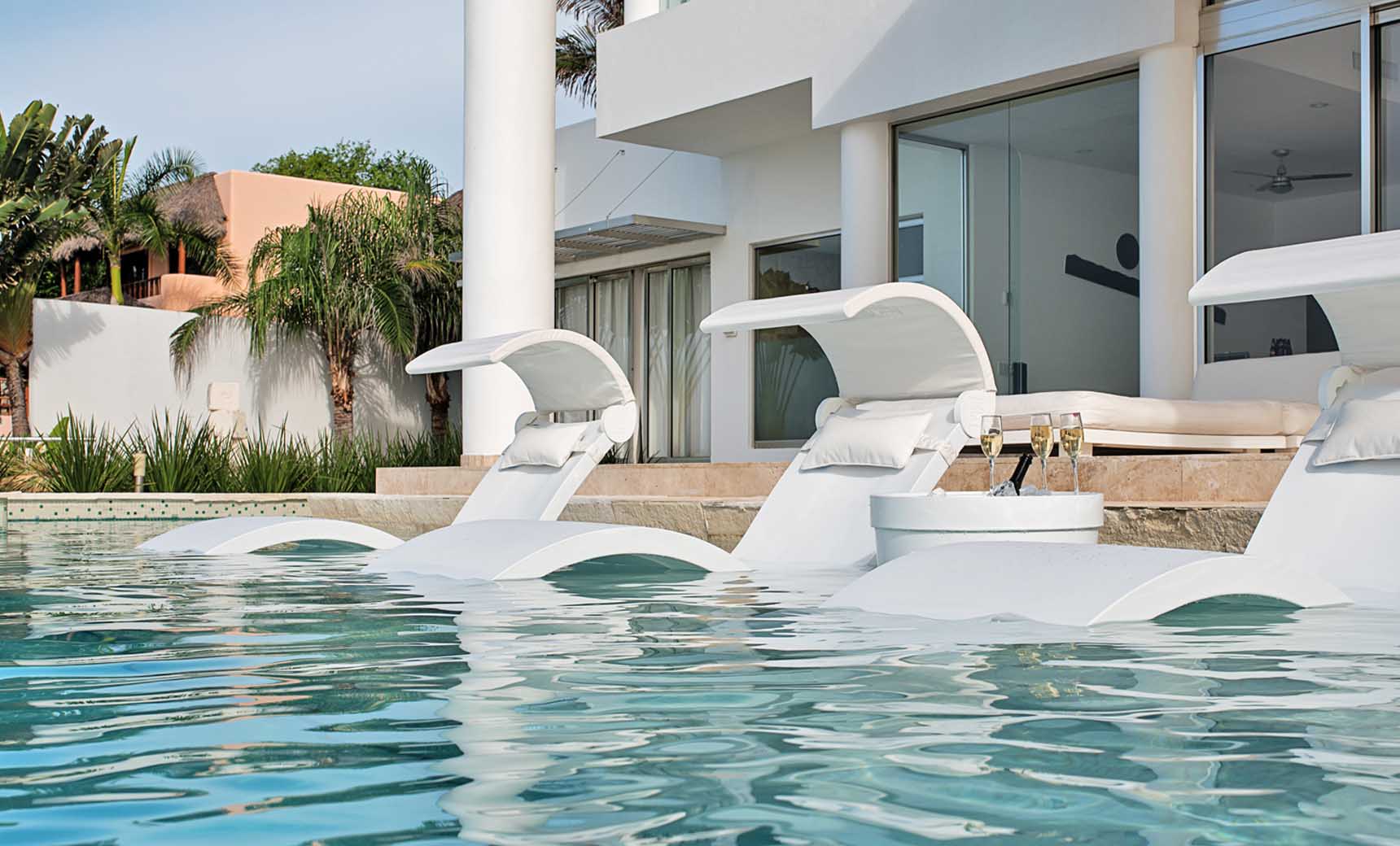 In-Pool Chaise w/ shade