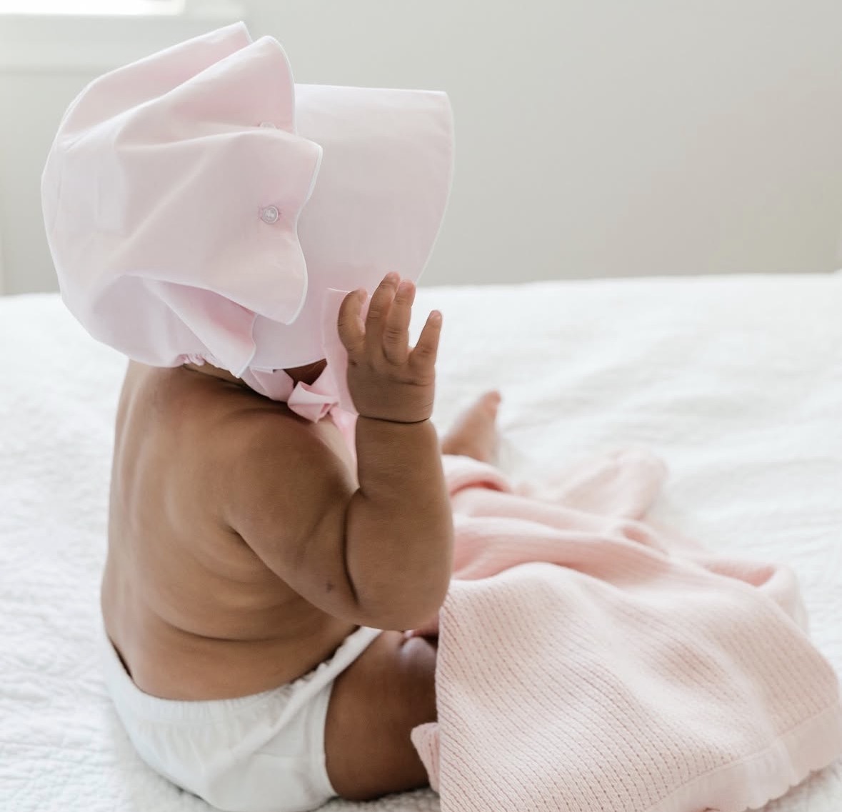 The sweetest little sunbonnet in light pink with white piping details. Perfect for beach days, park strolls, and everything in between. Customize with embroidery to make it truly one of a kind!