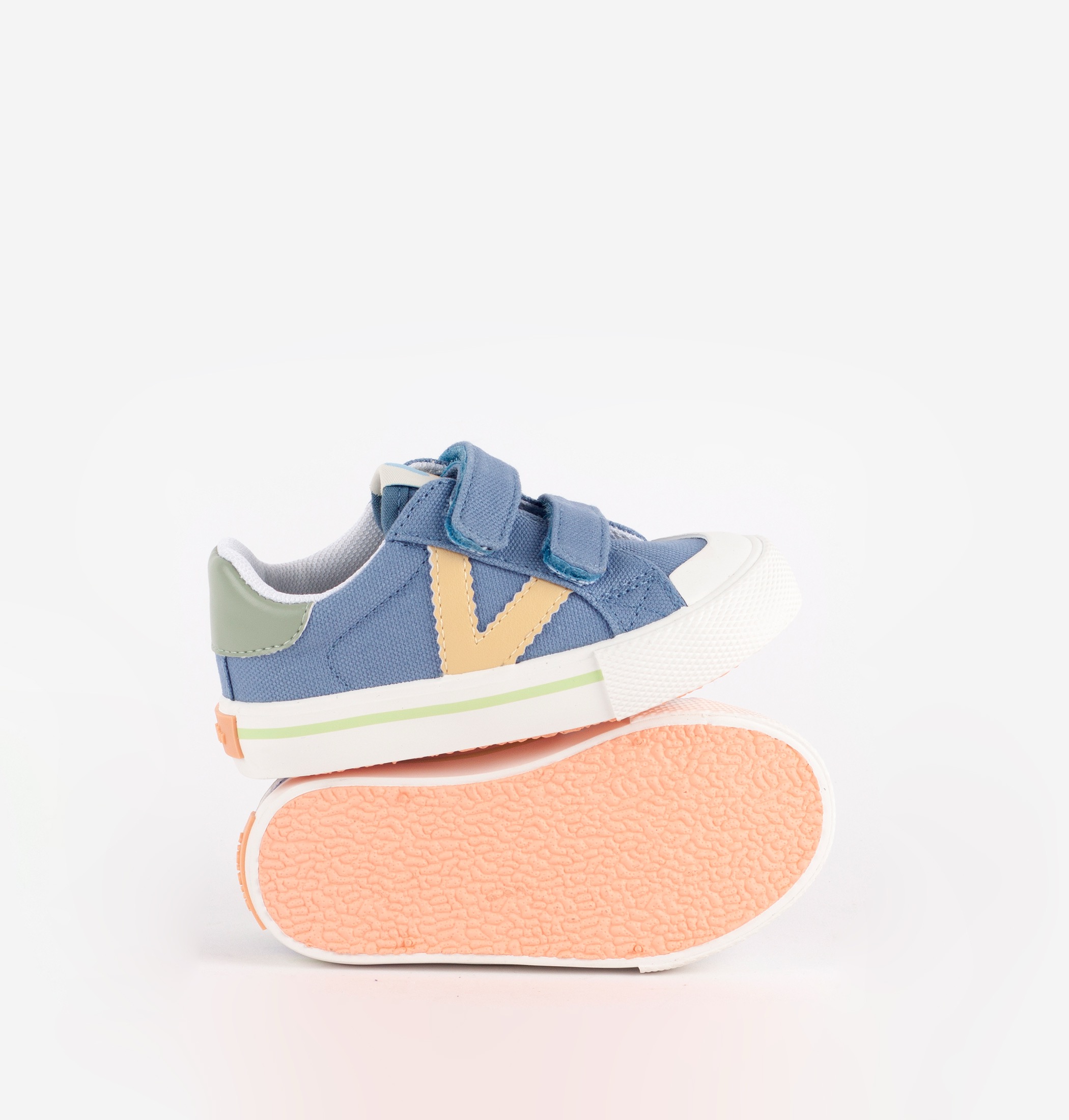 Low-top sneakers made of canvas. They feature two adhesive straps for easy fitting and promote independence. Their rubber sole also has a reinforced toe for greater strength and durability. 