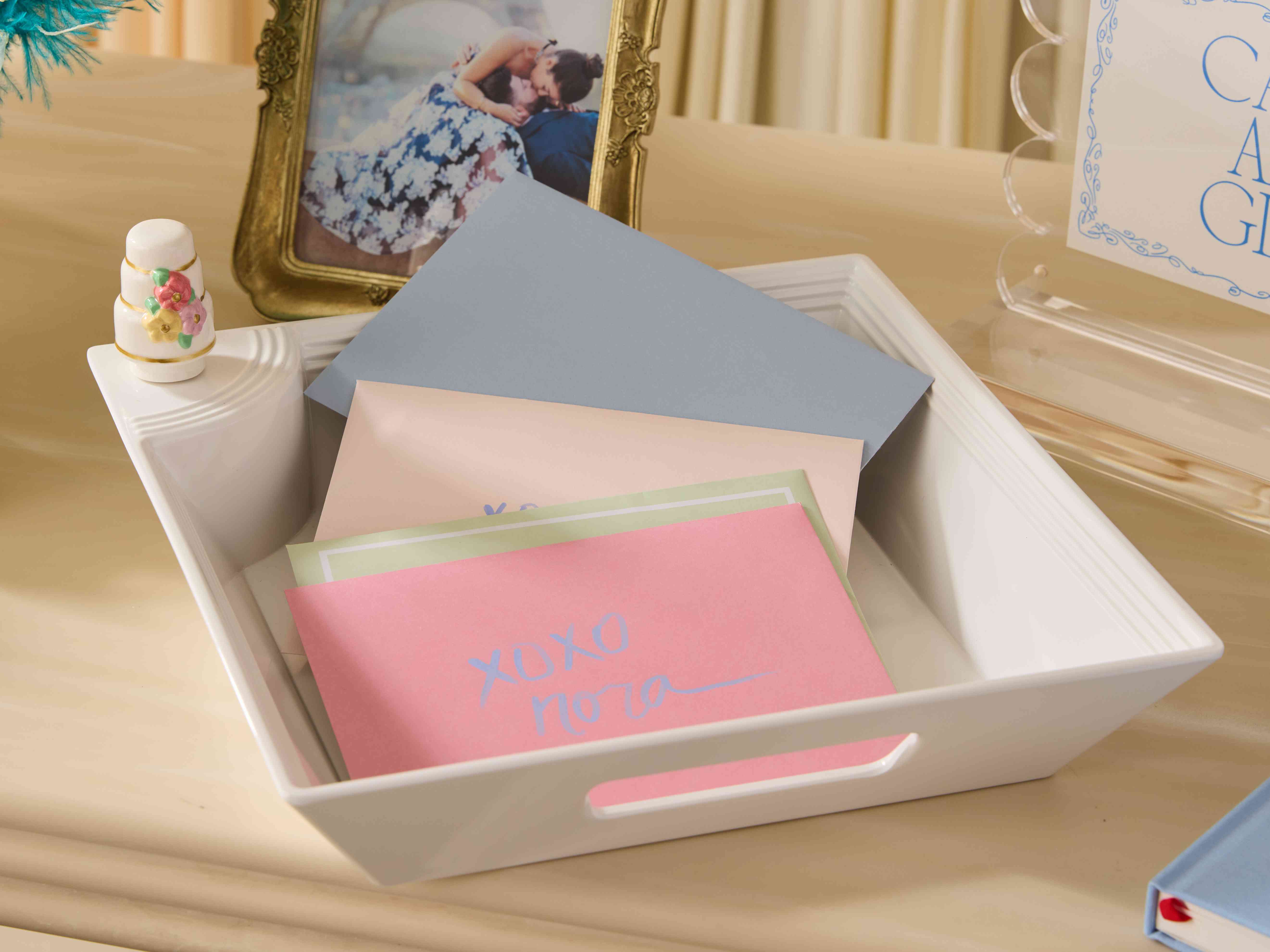 durable, lightweight, and effortlessly chic, the square melamine tray is perfect for indoor or outdoor entertaining, making snacks, cocktails, and appetizers easy to serve in style.