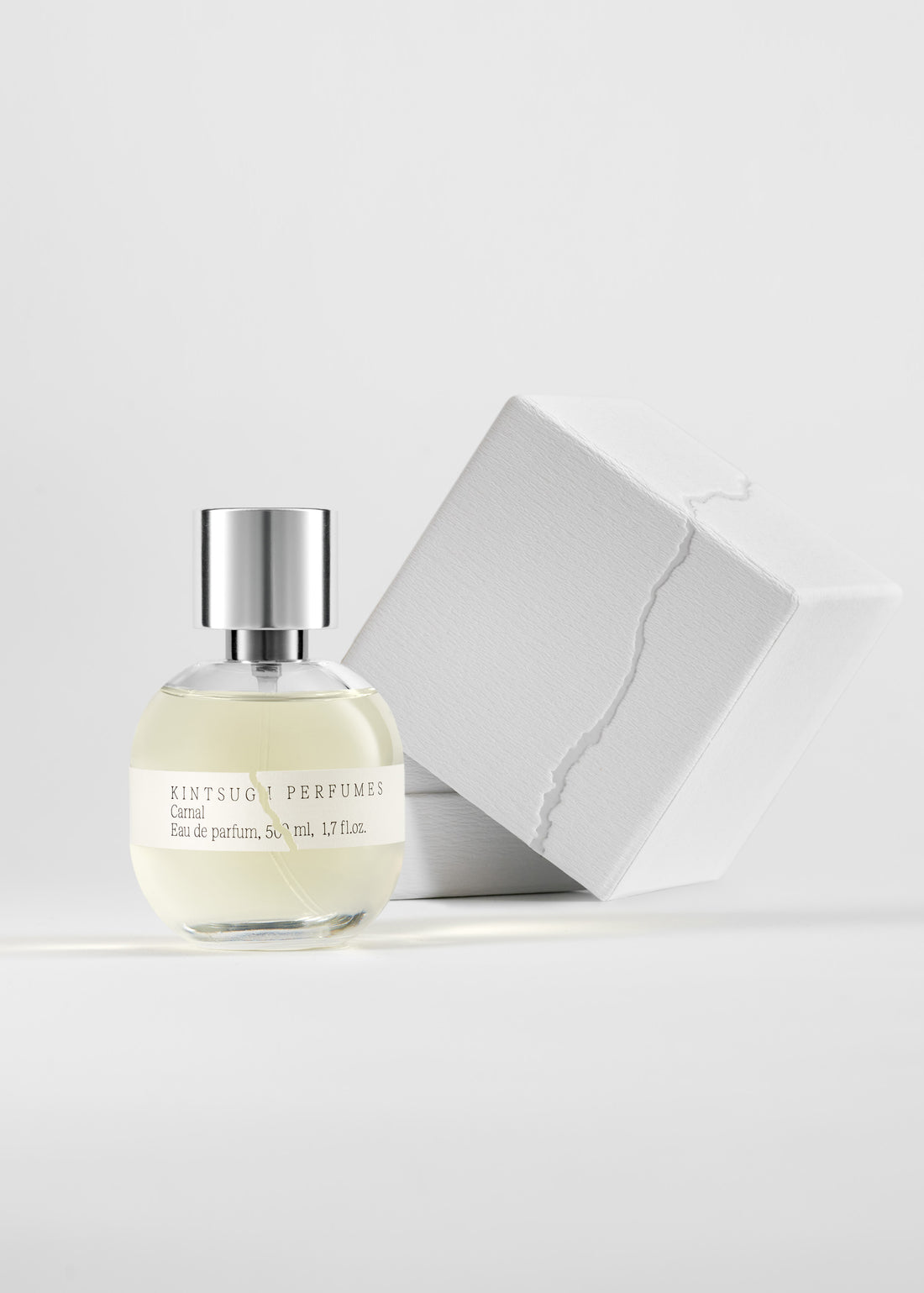 After being greeted by precious neroli with blackcurrant and refreshing juniper berries, you find yourself in a bed of roses, accompanied by jasmine with violet and black pepper.