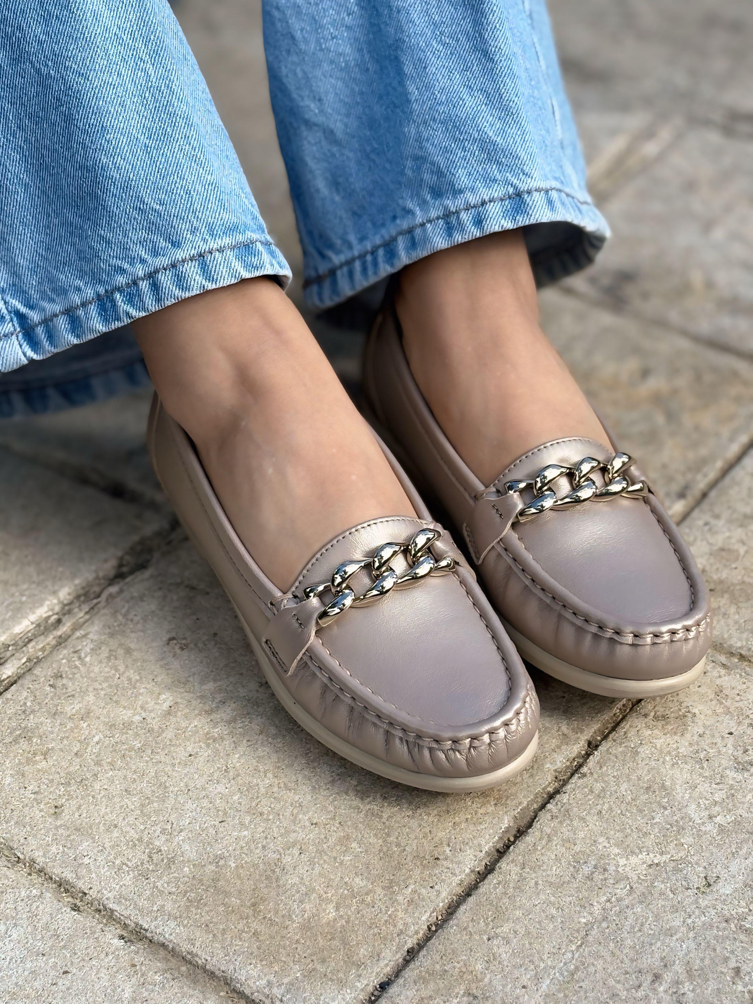 Loafer with chain detail
