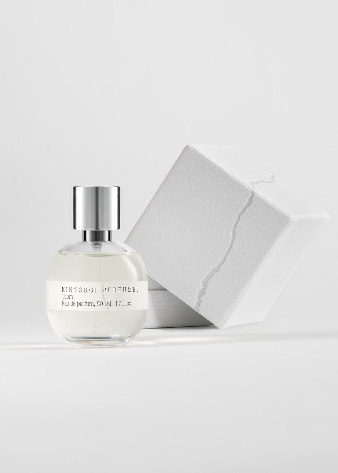Taom will captivate you with a refreshing combination of sea salt and citrus, accompanied by earthy vetiver and warm amber.