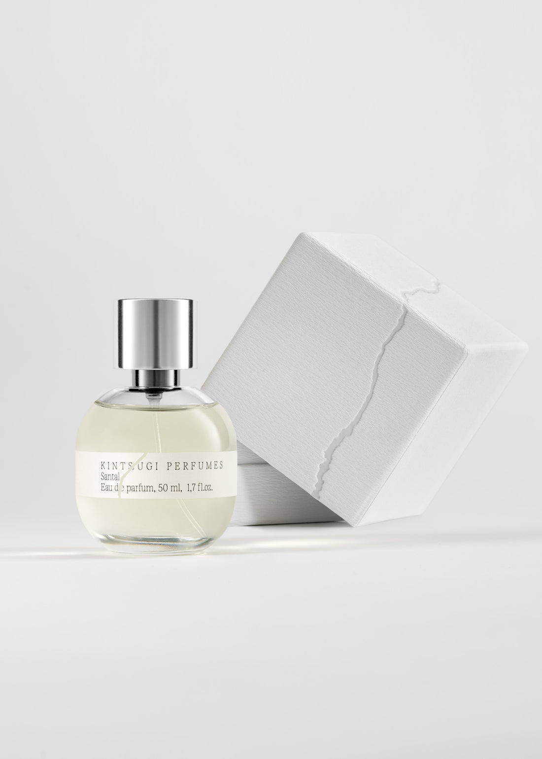 Smoky cardamom with a hint of raspberry and a pinch of thyme is complemented by smooth iris, pungent saffron, and oriental nagarmotha in the heart. 