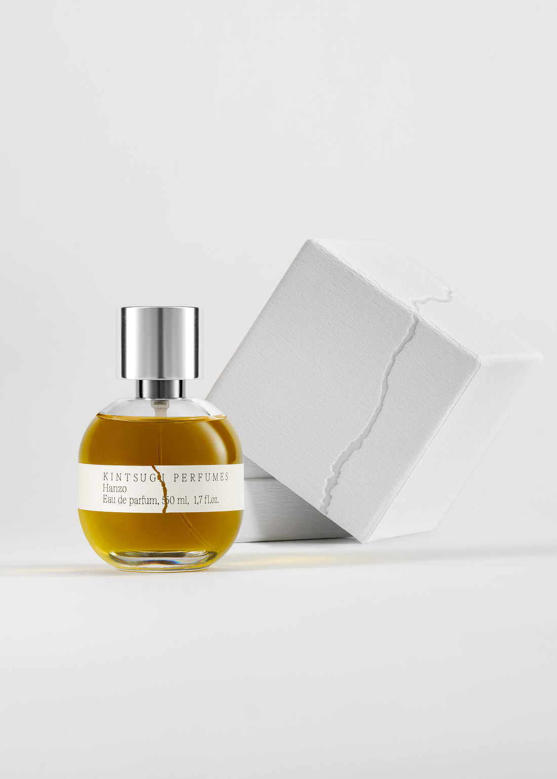The sweet accord of lychee and the rare essential oil of yuzu blend with fresh woody notes of cypress and pine at the top.
