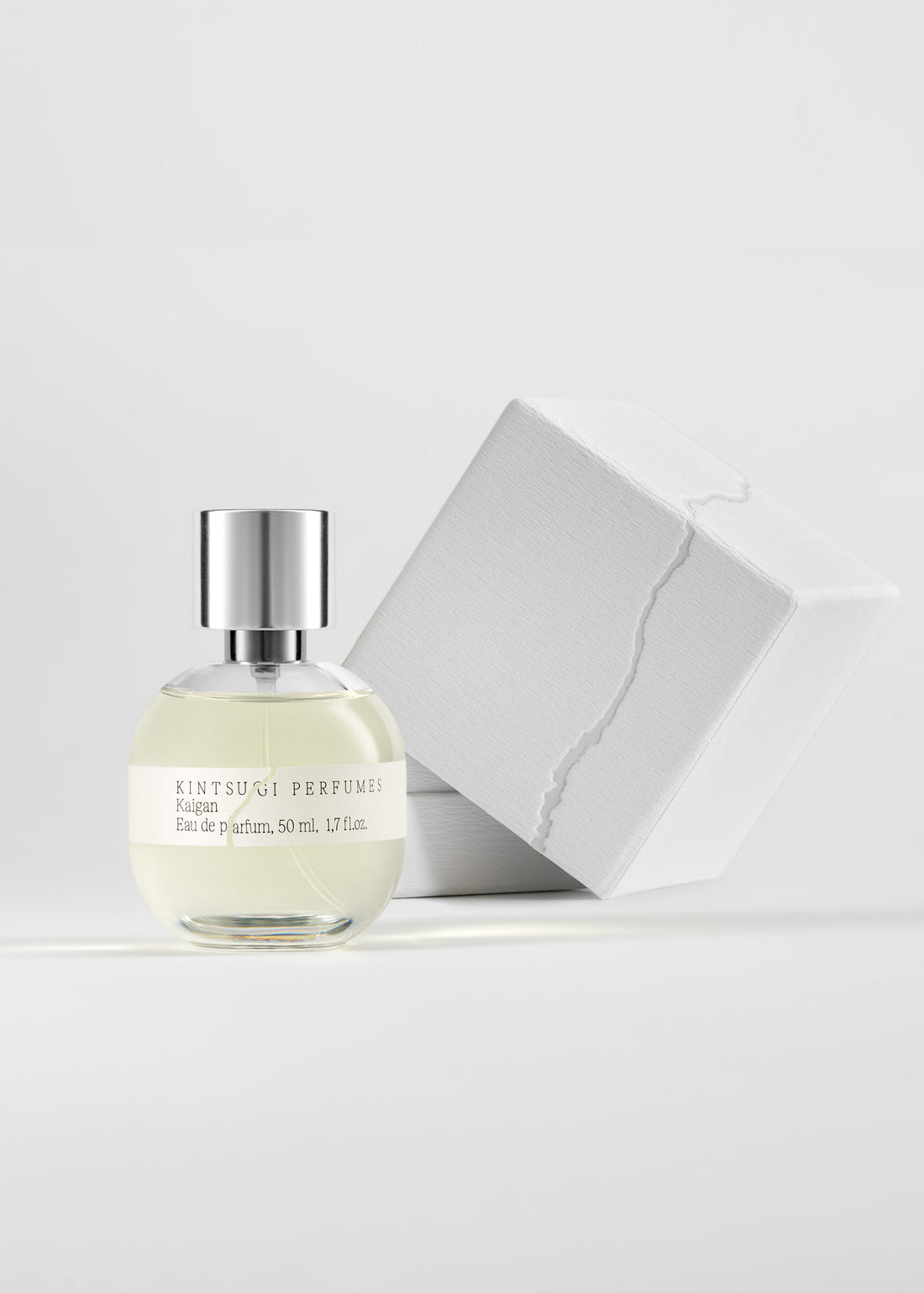 Creamy fig and refreshing bergamot with mandarin combined with marine accords and basil pay homage to sunny Italy, to which cedar, warm civet and musk are added.