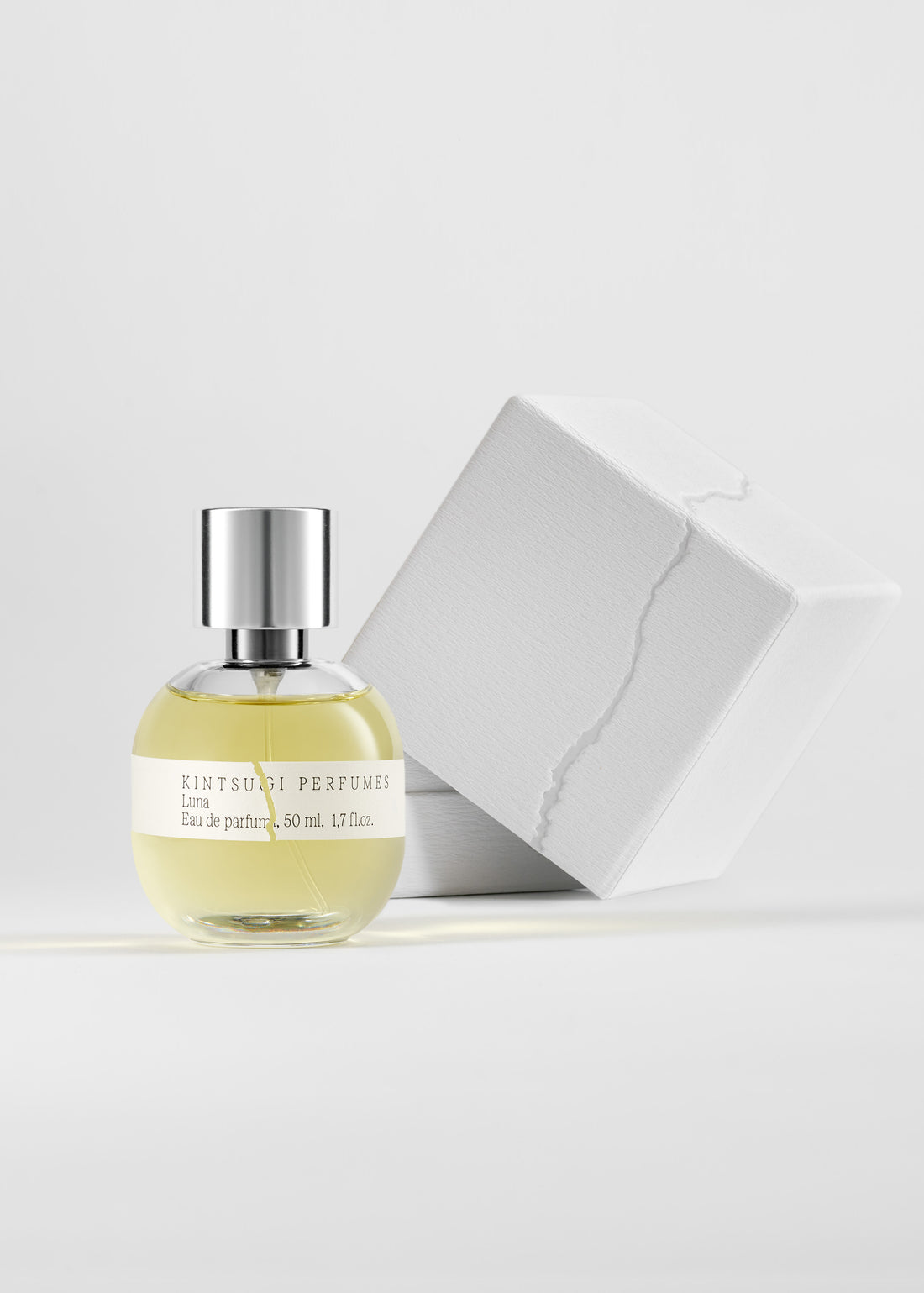 A cloud of cotton candy floats with notes of orange blossom anchored by clove. In the heart, tonka lies side by side with violet and amber on a delicate oakmoss with vetiver and amber.