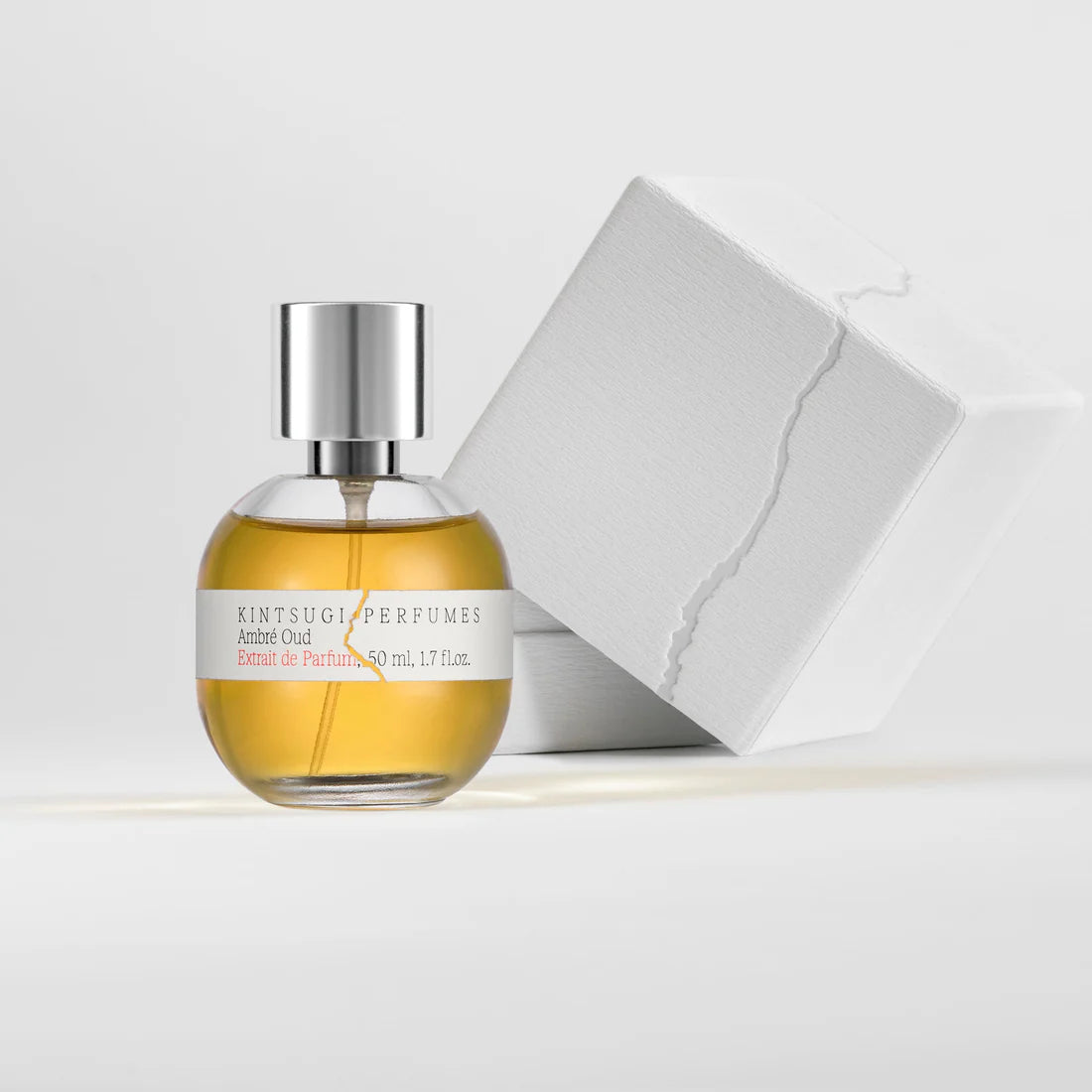 A luminous opening of mango and grapefruit softens into turmeric and rose, warmed by honey and saffron.