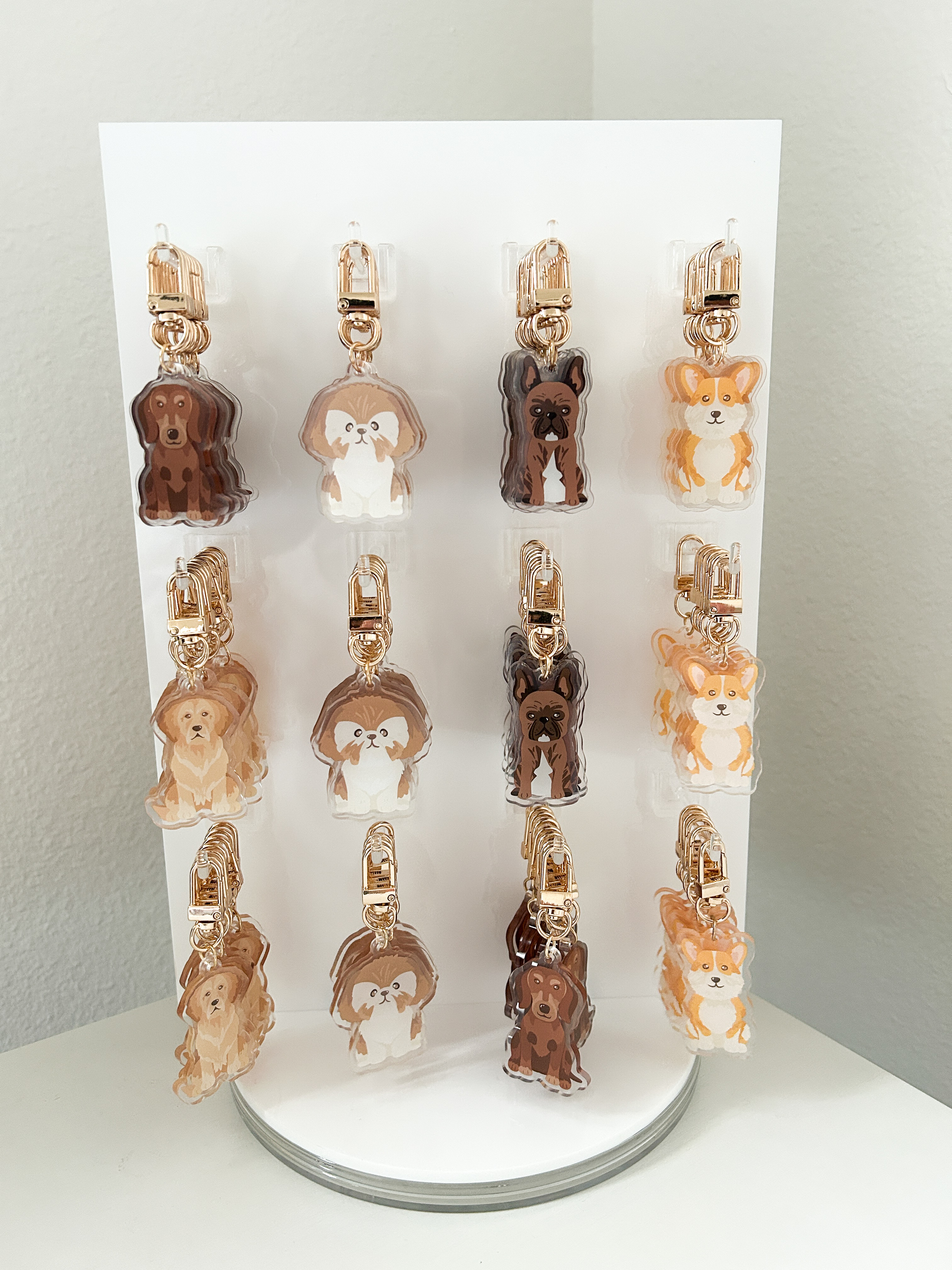 Dog breed bag charms 2 inches and come with a gold hook. Breeds: Shih Tzu, Corgi, Dachshund, Golden Retriever, French Bulldog